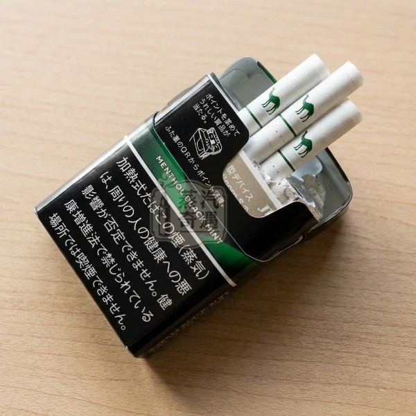 Ploom加熱菸專用CAMEL駱駝Menthol Black Mint濃薄荷口味煙彈打開後放在桌面上