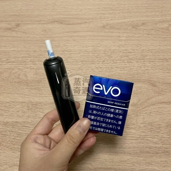 手拿Ploom加熱菸專用EVO Deep Regular濃原味口味煙彈包裝盒正面展示