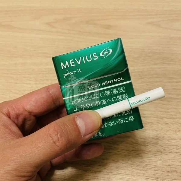 手拿Ploom加熱菸專用MEVIUS七星Cold Menthol淡薄荷口味煙彈包裝盒正面展示